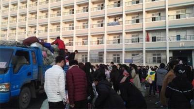 一中學(xué)校初中部教學(xué)樓桌椅搬運